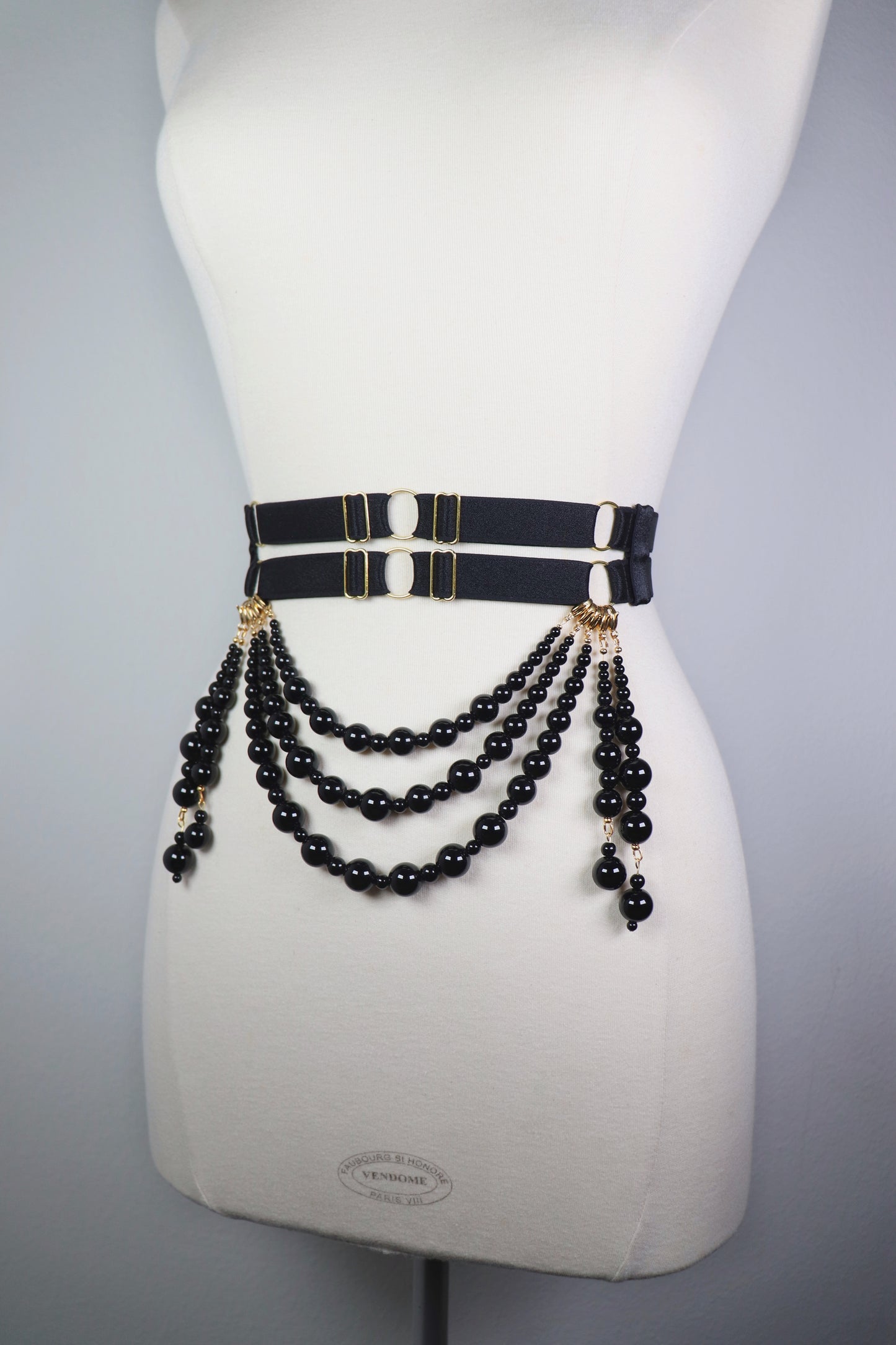 Ceinture large en élastique satiné à rangées de perles d’Onyx