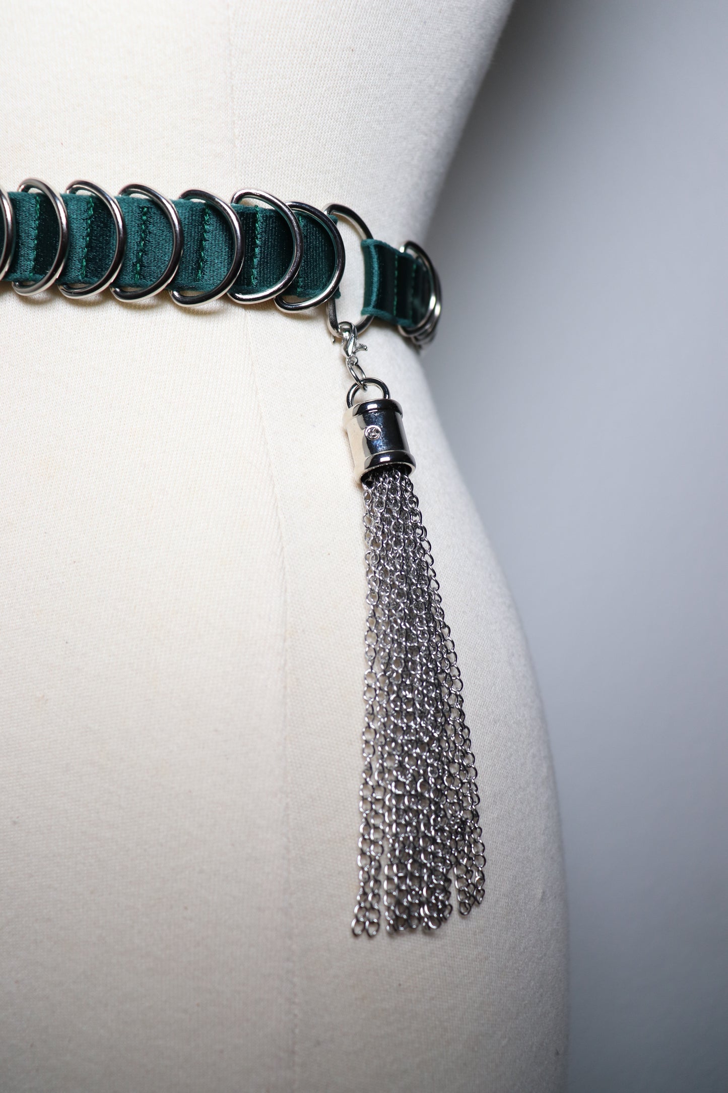 Ceinture à D rings et pompons en chaine amovibles