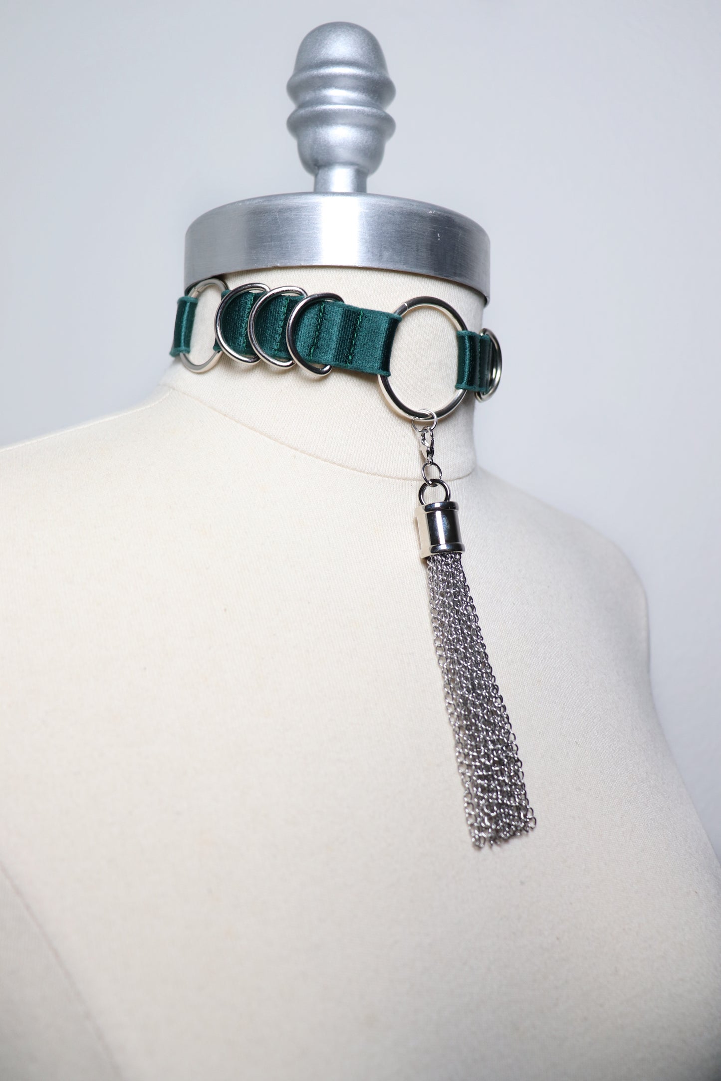 Choker à D rings et pompon en chaine amovible