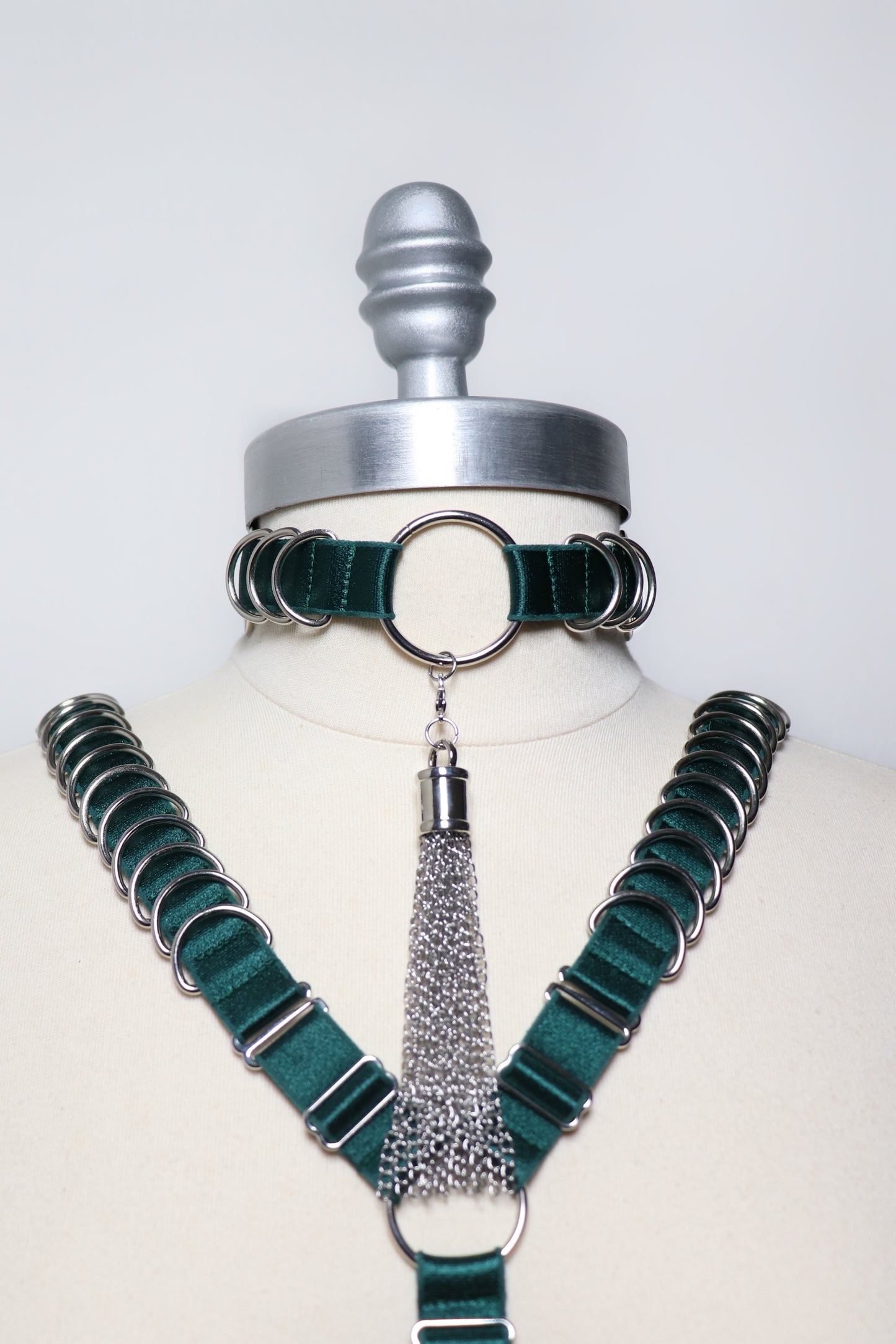 Choker à D rings et pompon en chaine amovible
