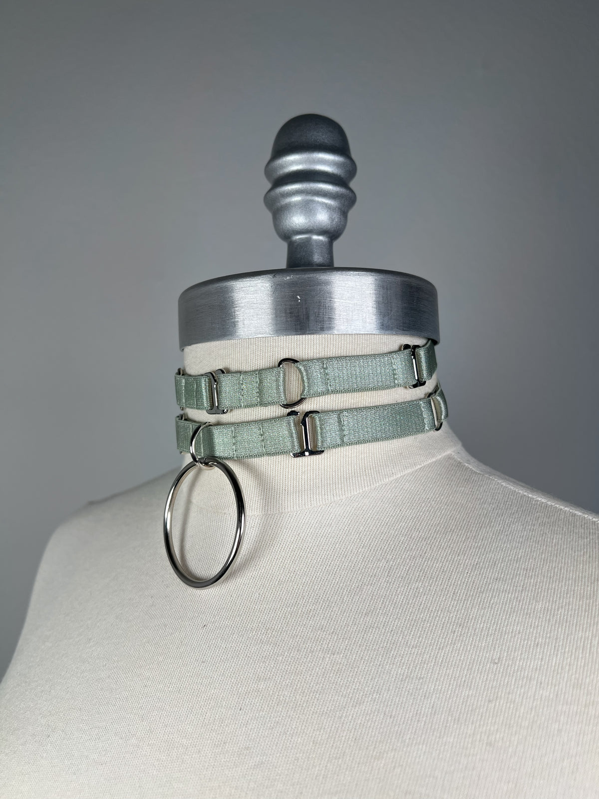 Wide O-ring double choker - Sage green • Exclusive •