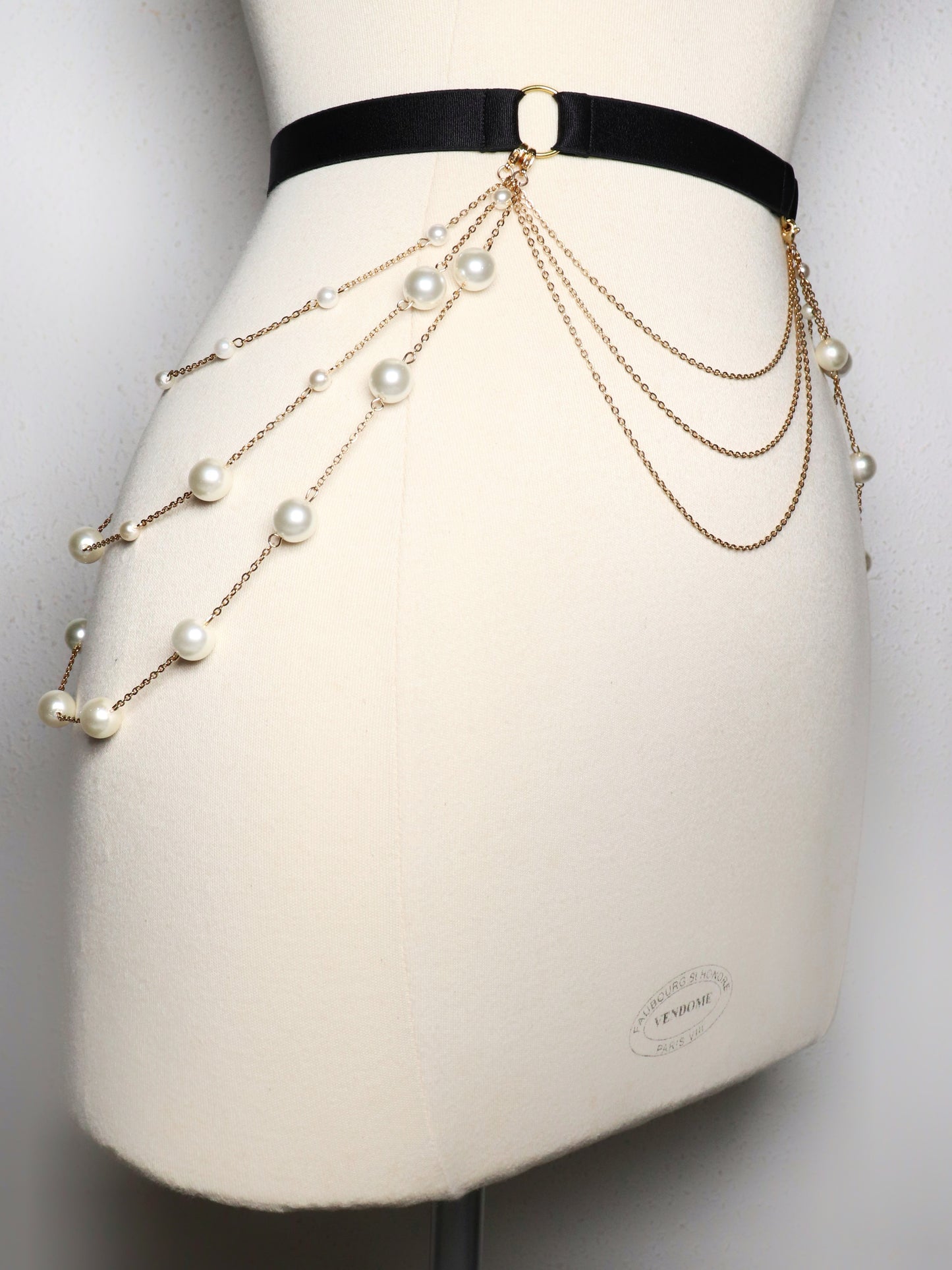 Ceinture de soirée décorée de chaines et perles en verre