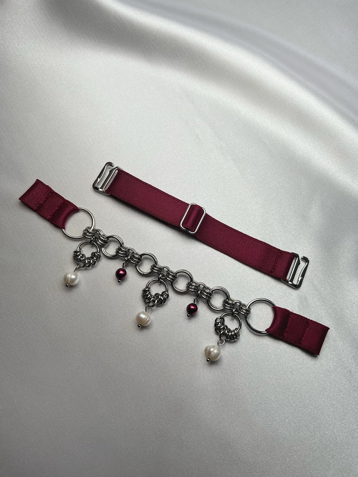 Choker bordeaux à cotte de maille et perles d’eau douce • Exclusivité •