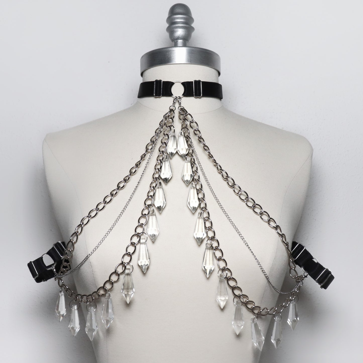 Harnais à chaines et pendentifs en verre