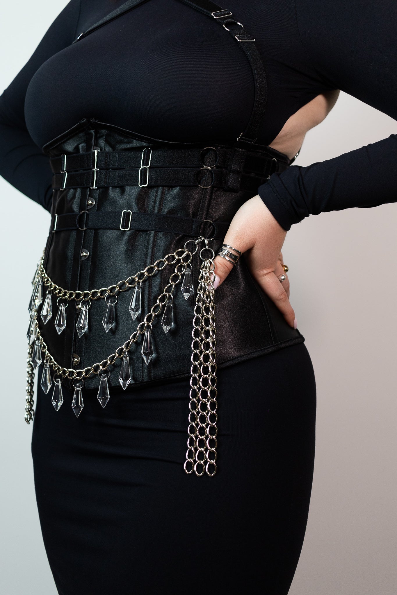 Ceinture à chaines et pendentifs en verre