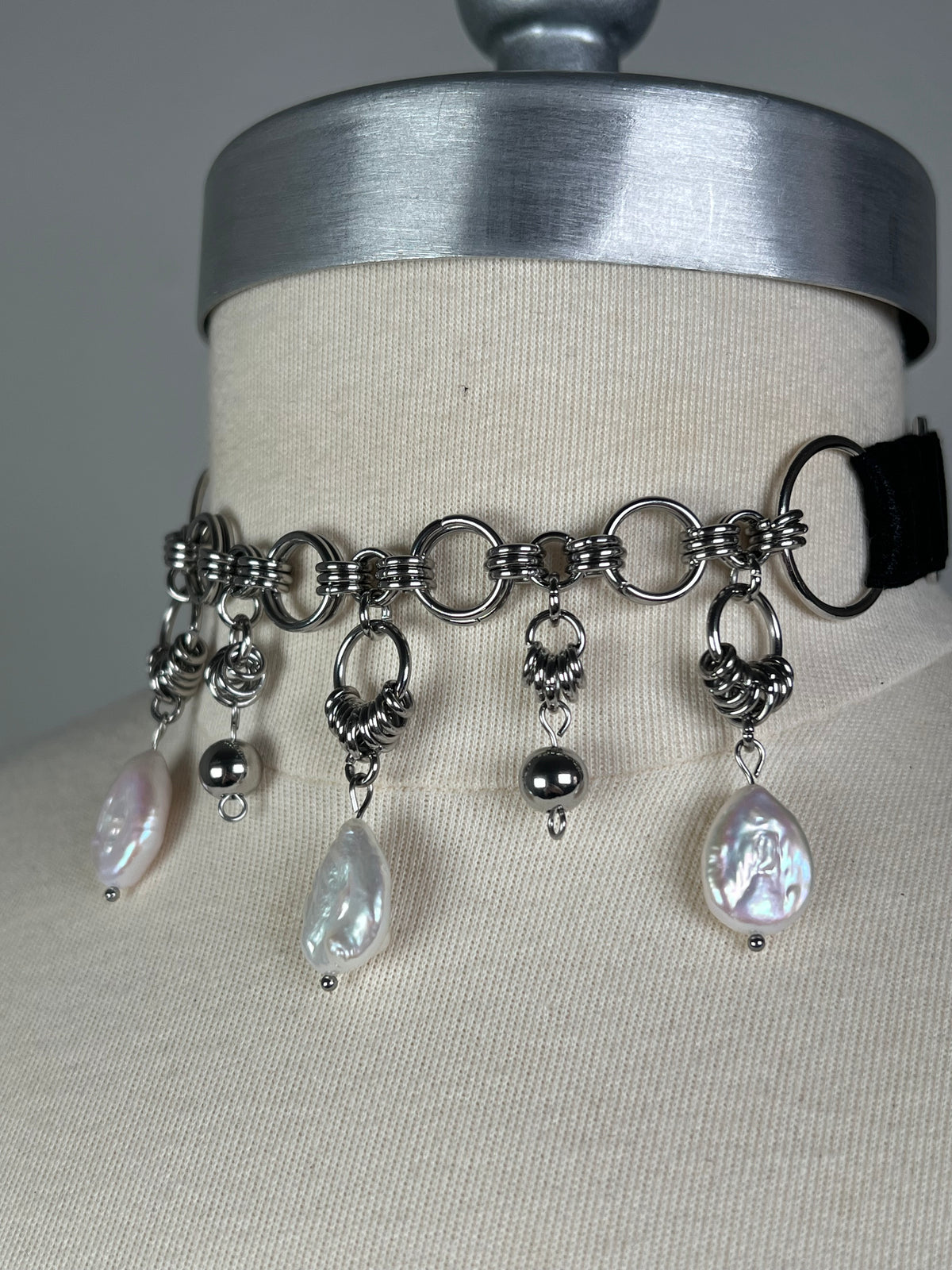 Choker à cotte de maille et perles d’eau douce • Exclusivité •