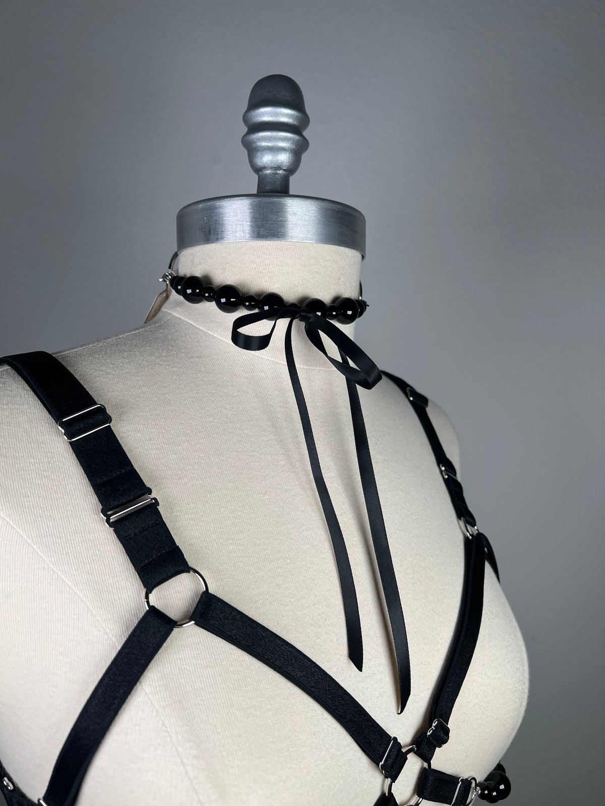 Choker à perles d’Onyx et noeud en satin amovible