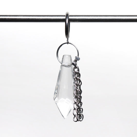 Mono boucle d’oreille à pendentif et pompon en chaine