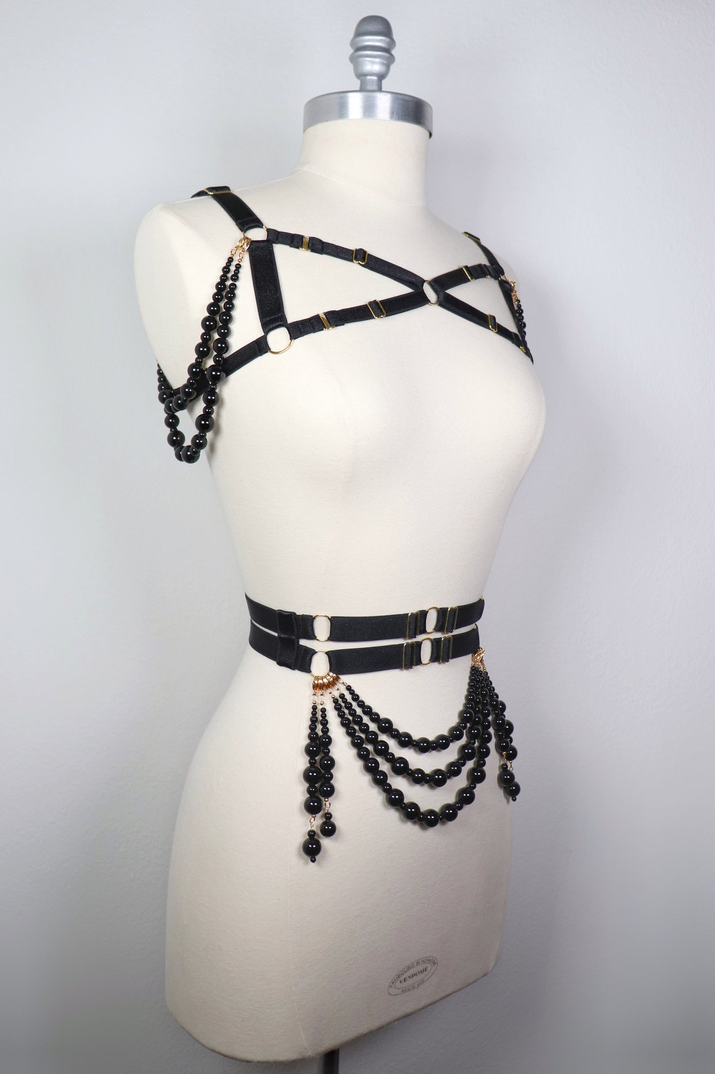 Ceinture large en élastique satiné à rangées de perles d’Onyx