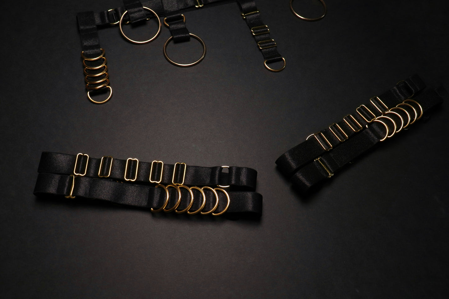 Jarretière à deux rangées décorée de D rings