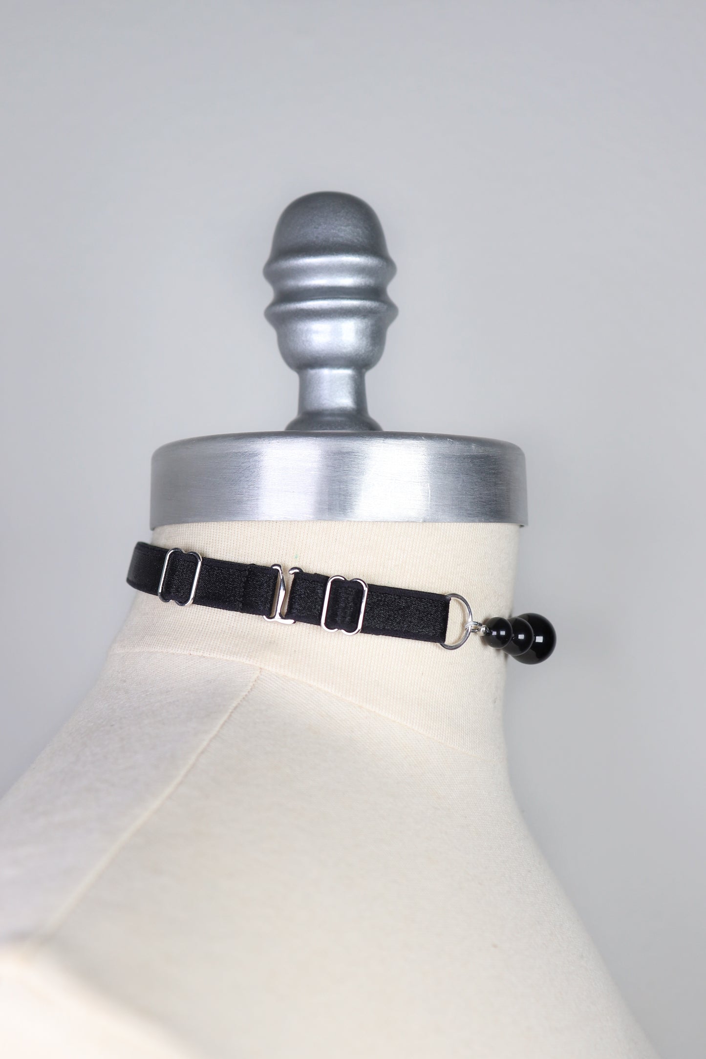 Choker fin à perles d’Onyx