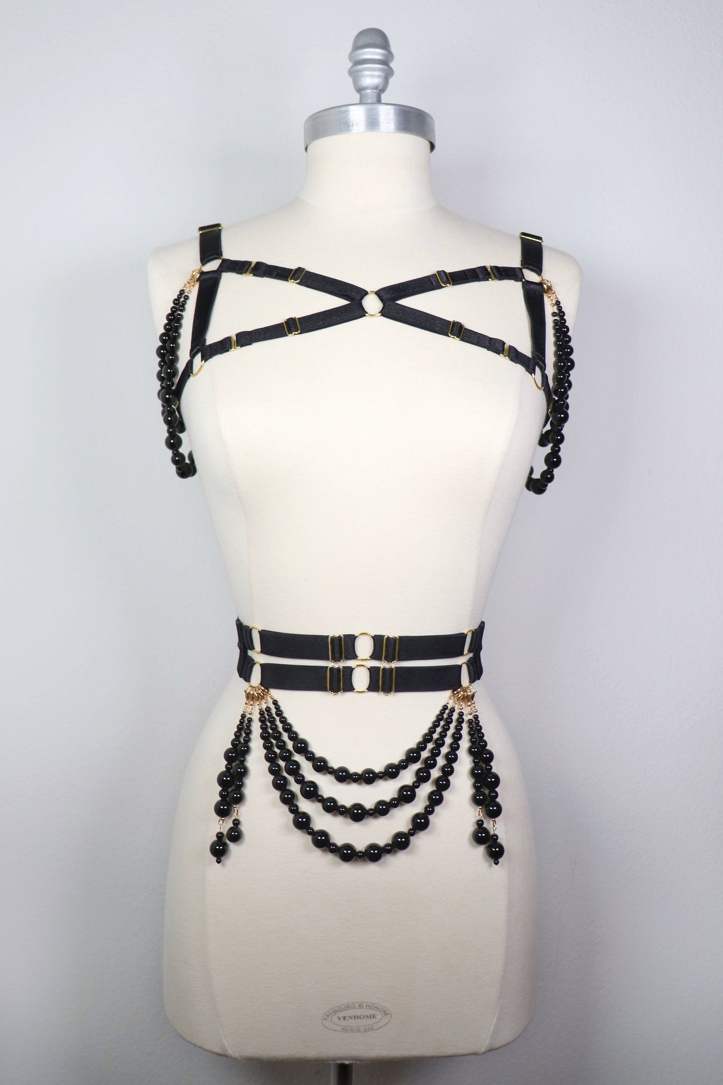 Ceinture large en élastique satiné à rangées de perles d’Onyx
