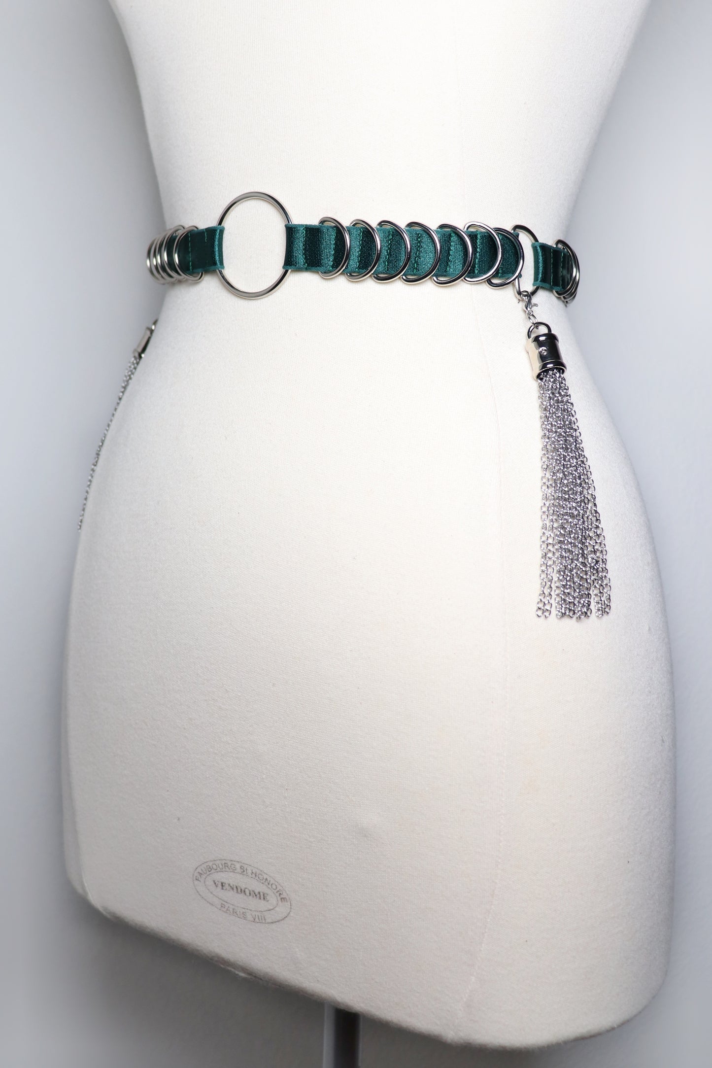 Ceinture à D rings et pompons en chaine amovibles