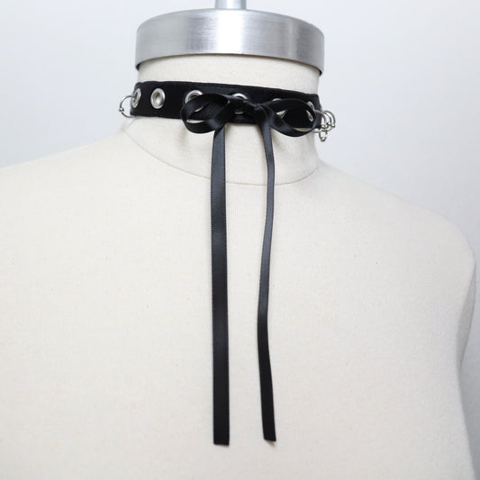 Eyelet and piercing choker decorated with a bow