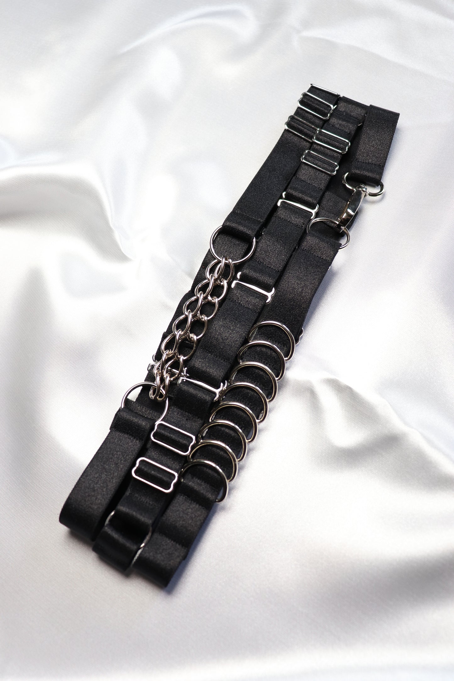 Ceinture à trois rangées à chaines et anneaux