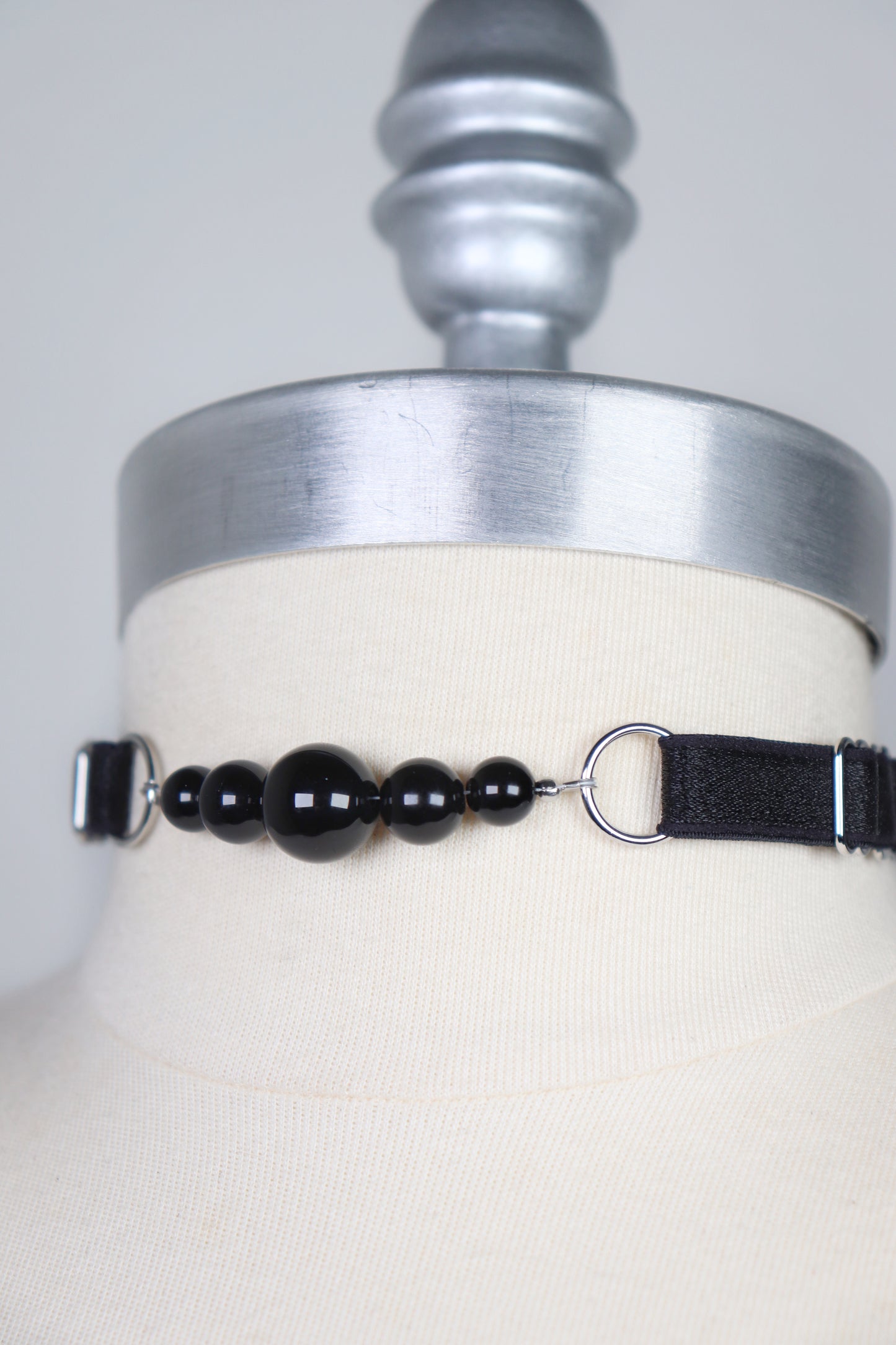 Choker fin à perles d’Onyx