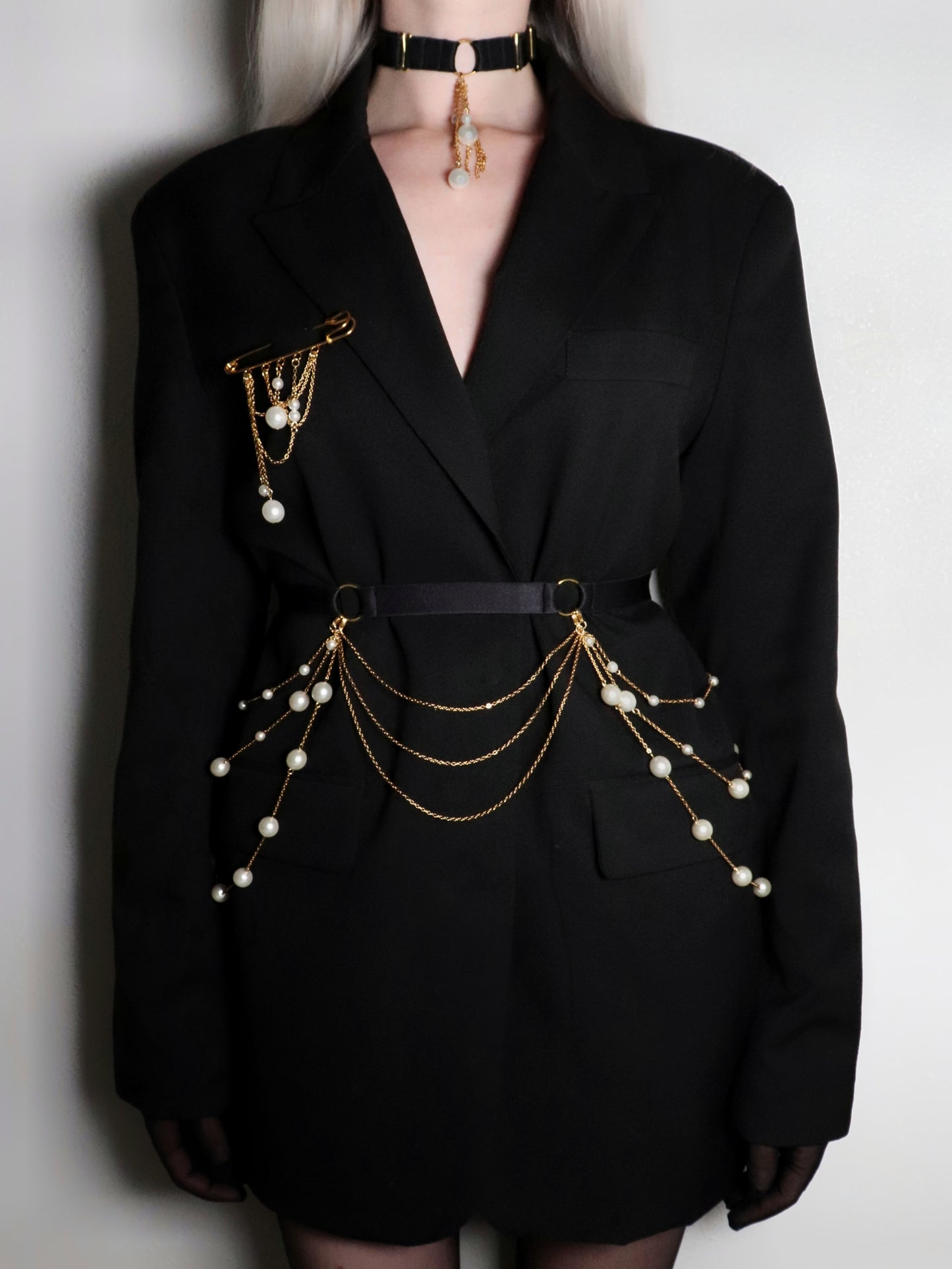 Ceinture de soirée décorée de chaines et perles en verre