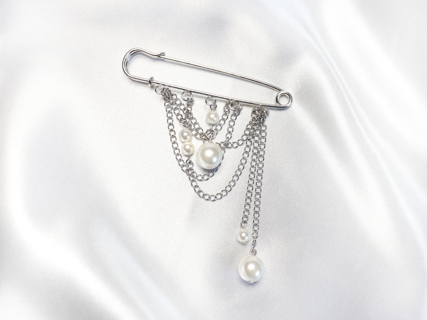 Brooch with small chains and pearls