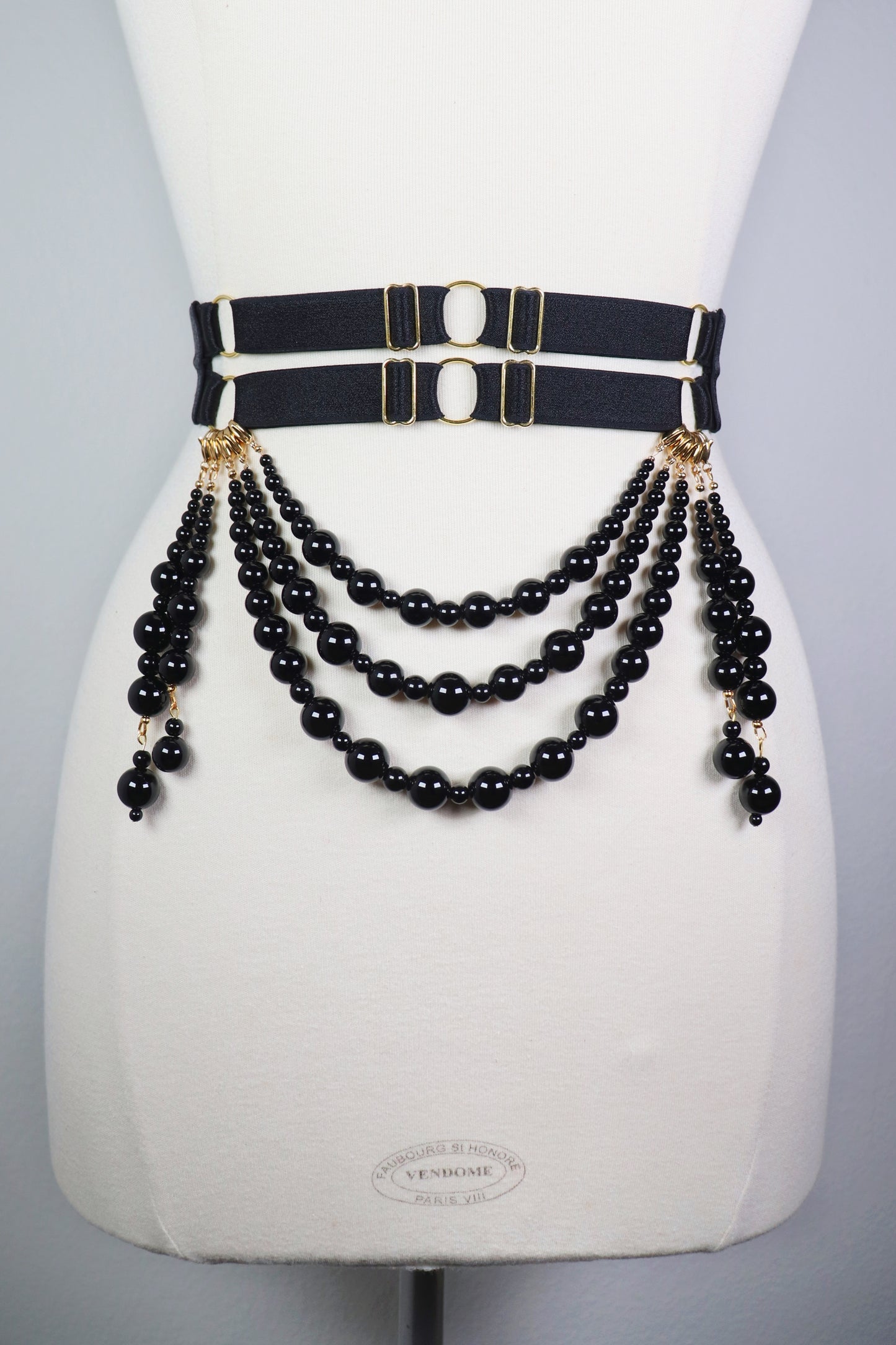 Ceinture large en élastique satiné à rangées de perles d’Onyx