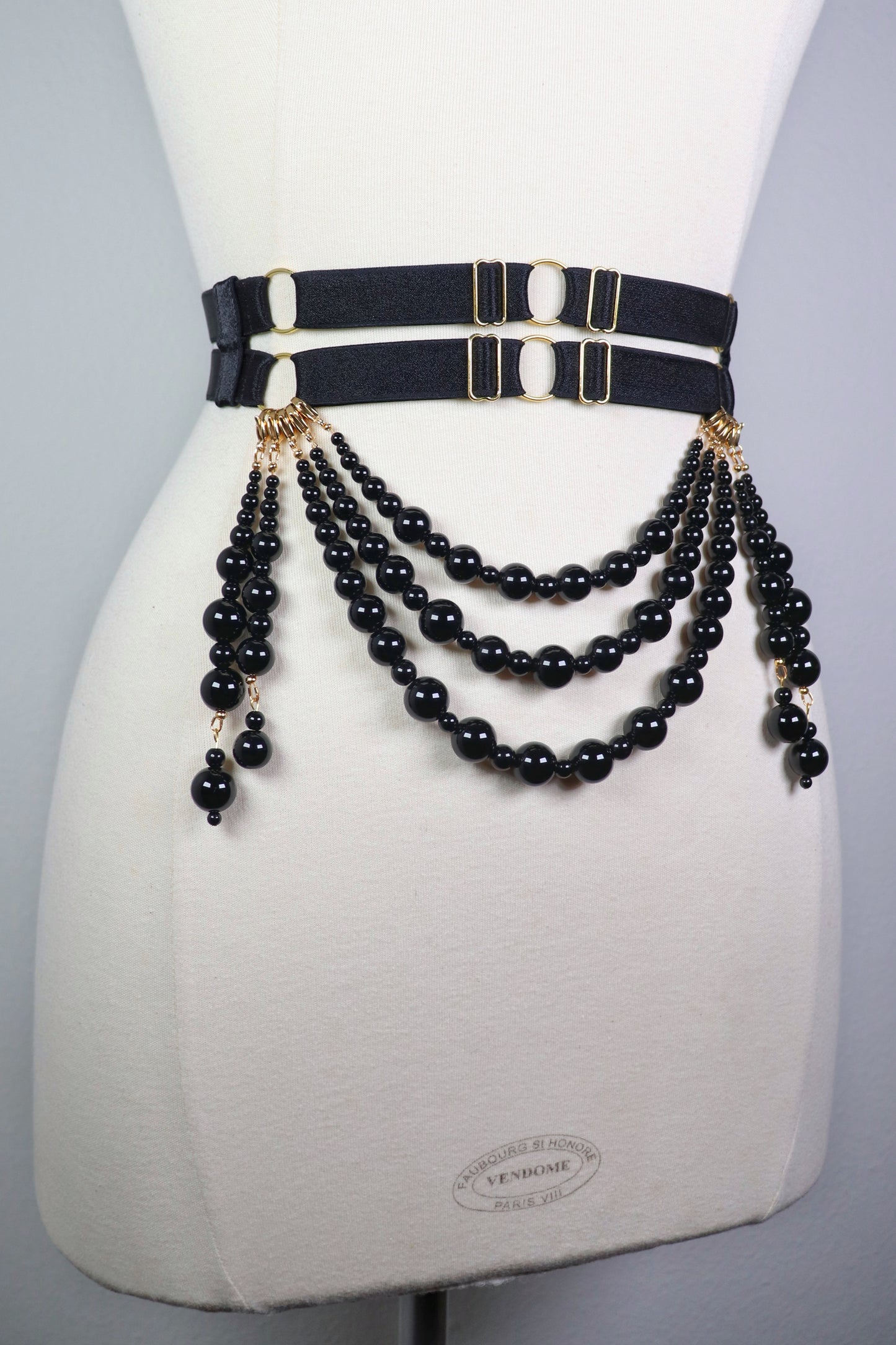 Ceinture large en élastique satiné à rangées de perles d’Onyx