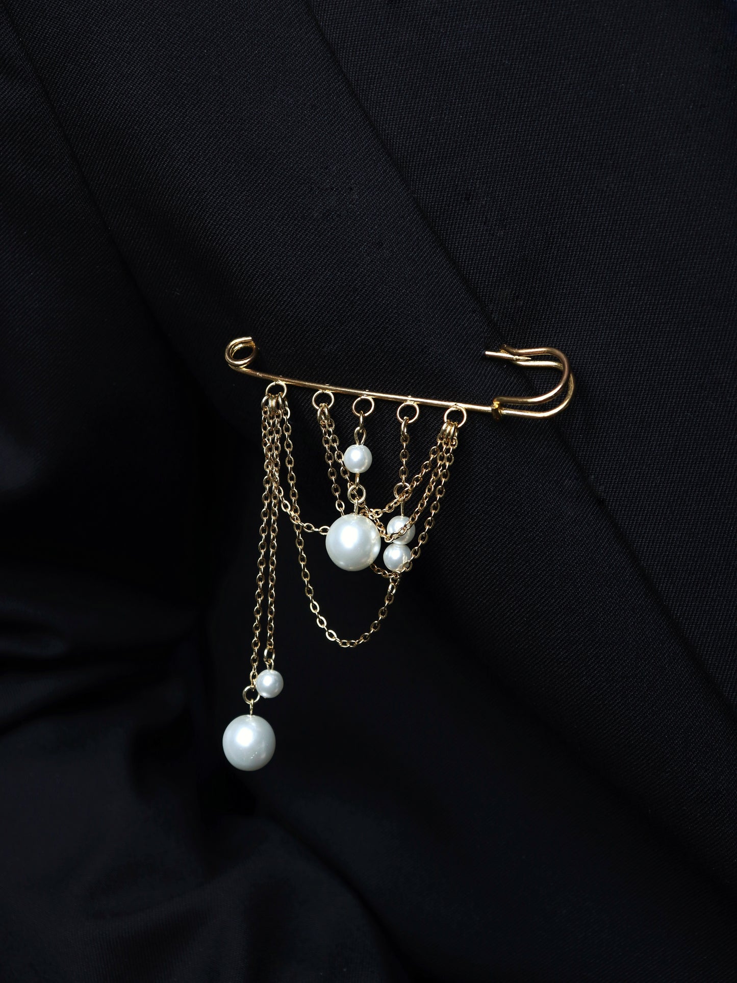 Brooch with small chains and pearls