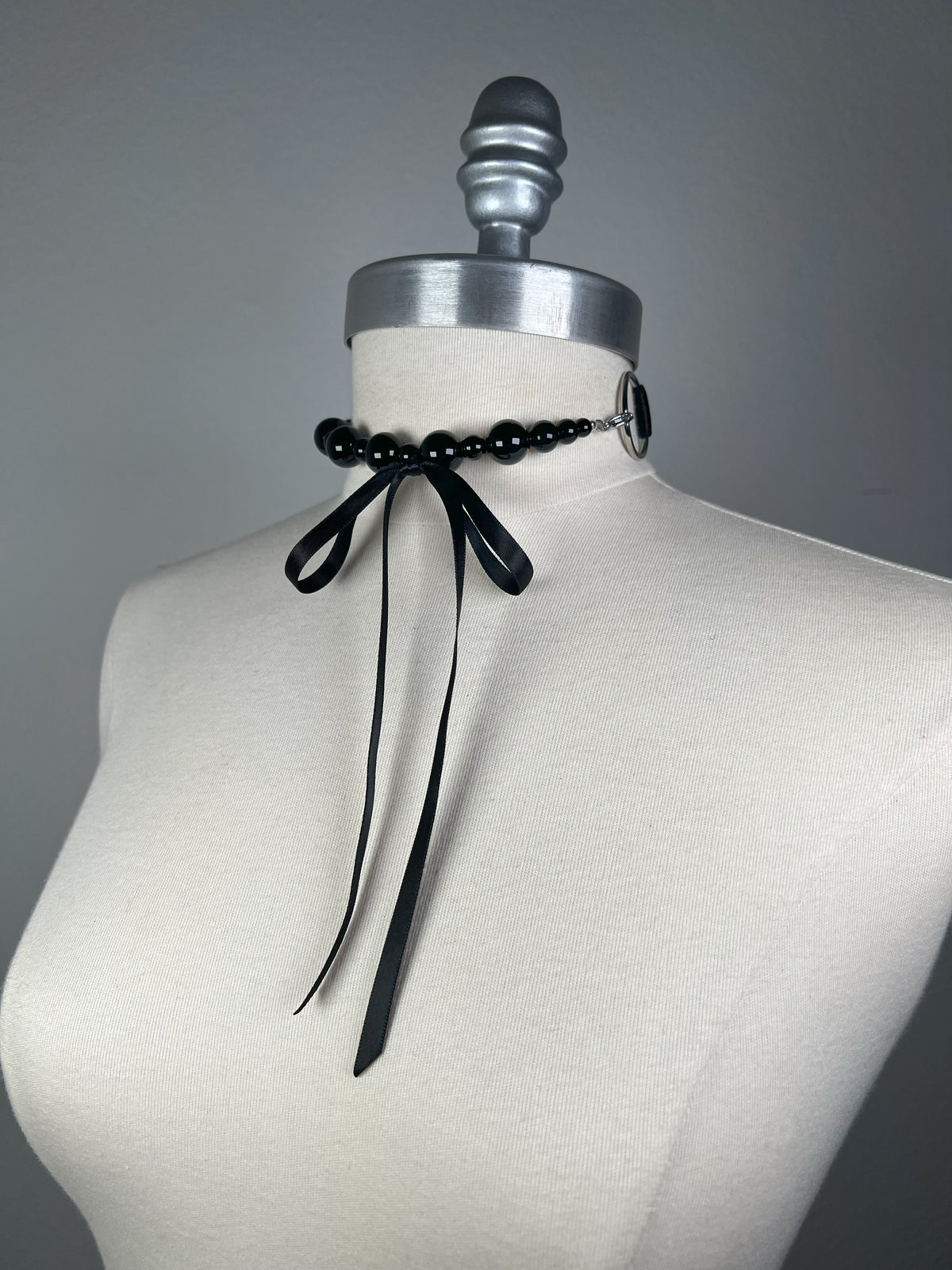 Choker à perles d’Onyx et noeud en satin amovible