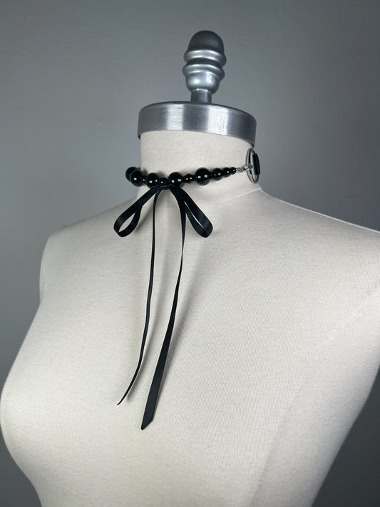 Choker à perles d’Onyx et noeud en satin amovible