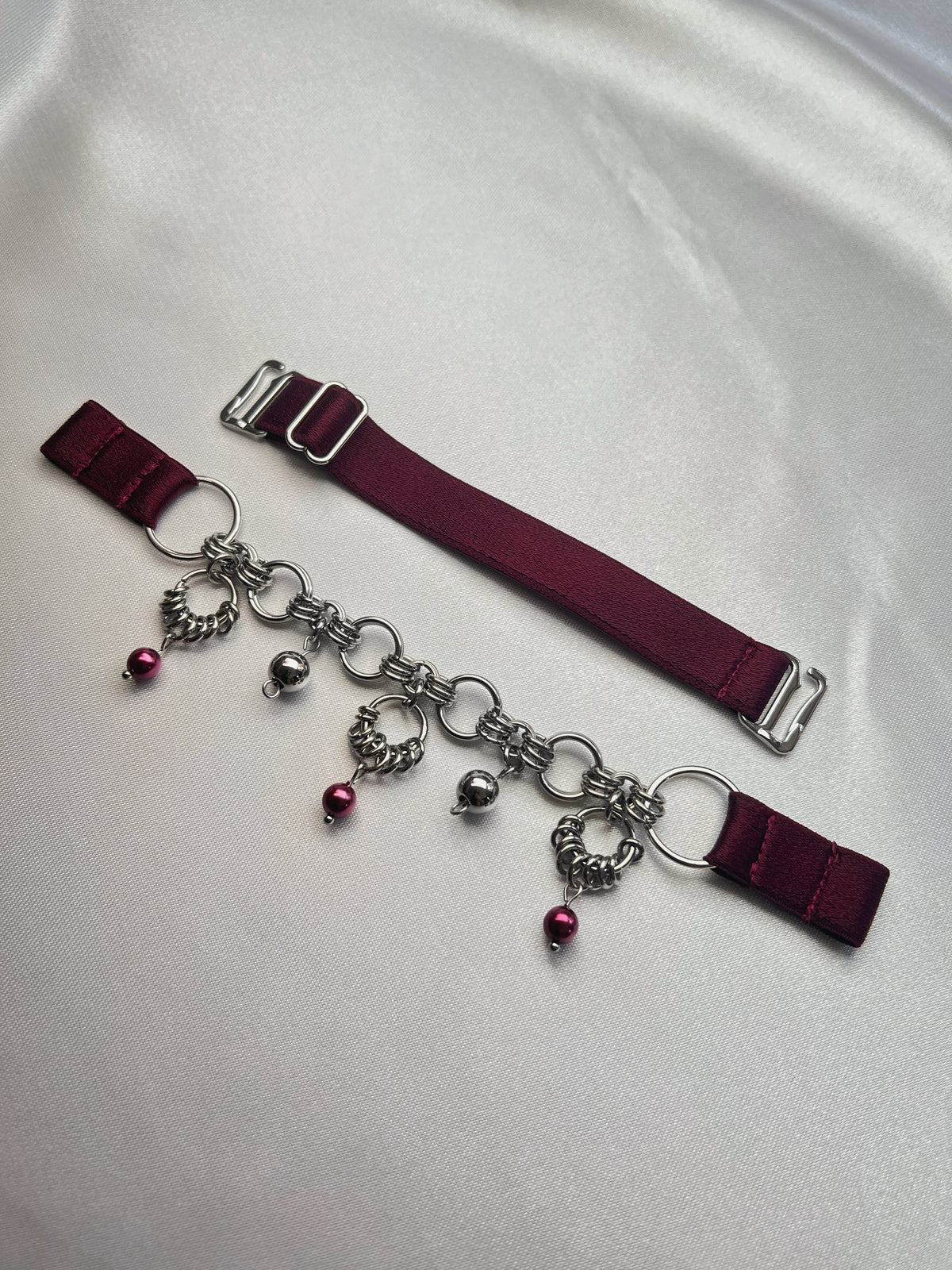 Burgundy chainmail and glass bead choker • Exclusive •