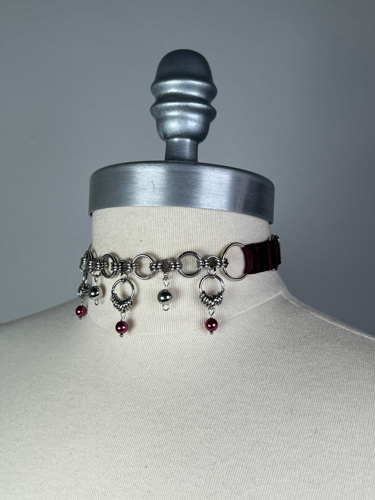 Burgundy chainmail and glass bead choker • Exclusive •