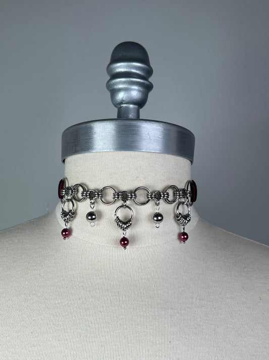 Choker bordeaux à cotte de maille et perles en verre • Exclusivité •
