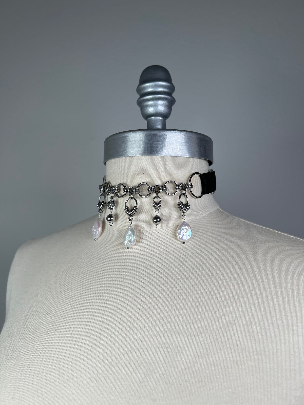 Choker à cotte de maille et perles d’eau douce • Exclusivité •