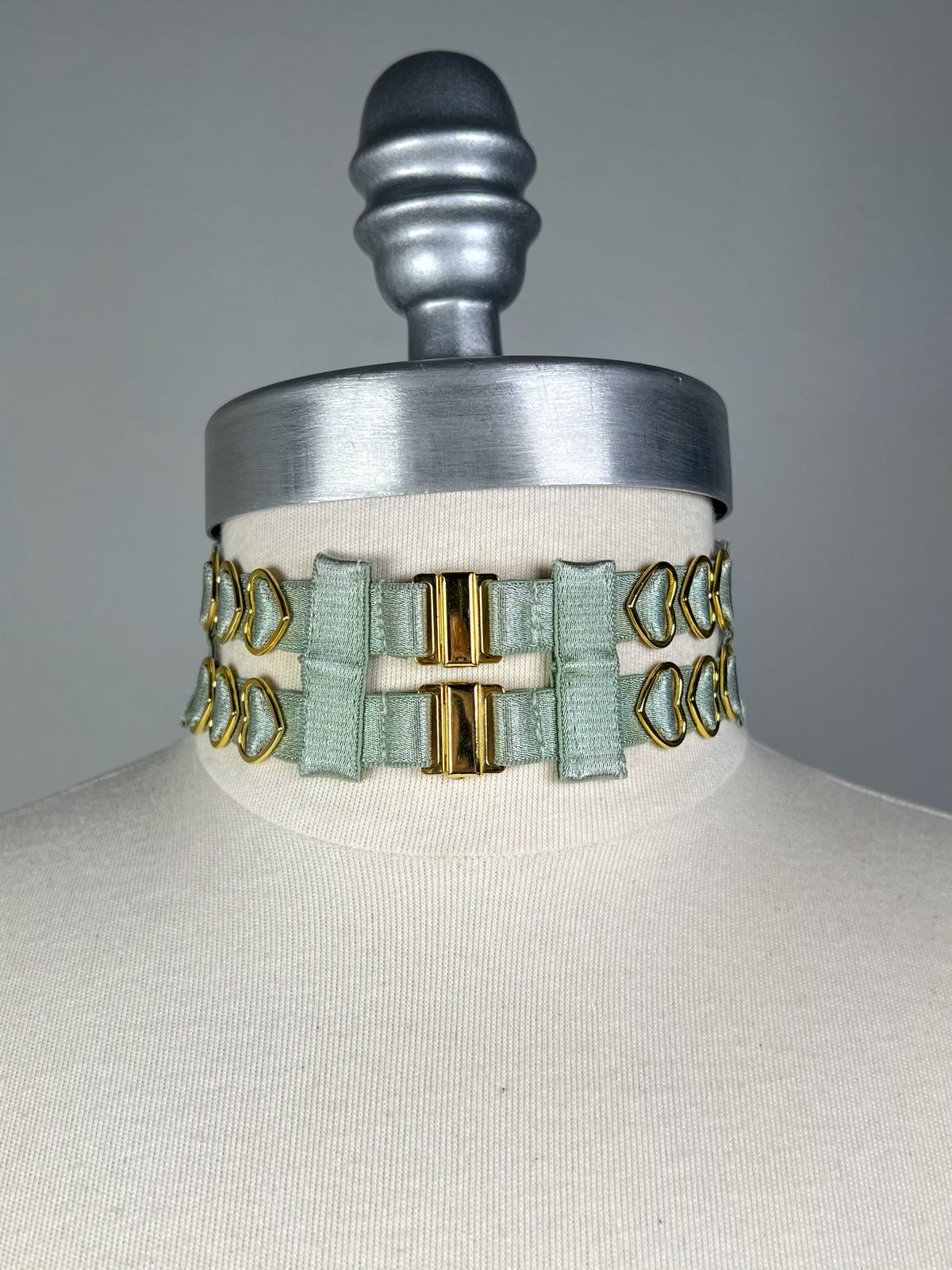 Choker à deux rangs et cœurs - Vert sauge et doré • Exclusivité •