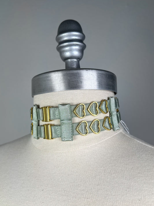 Choker à deux rangs et cœurs - Vert sauge et doré • Exclusivité •