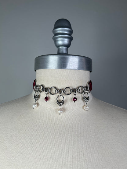 Choker bordeaux à cotte de maille et perles d’eau douce • Exclusivité •