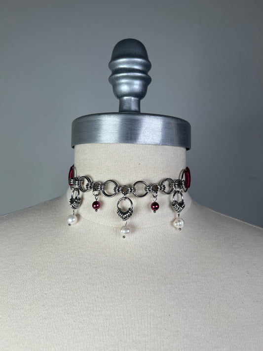 Choker bordeaux à cotte de maille et perles d’eau douce • Exclusivité •