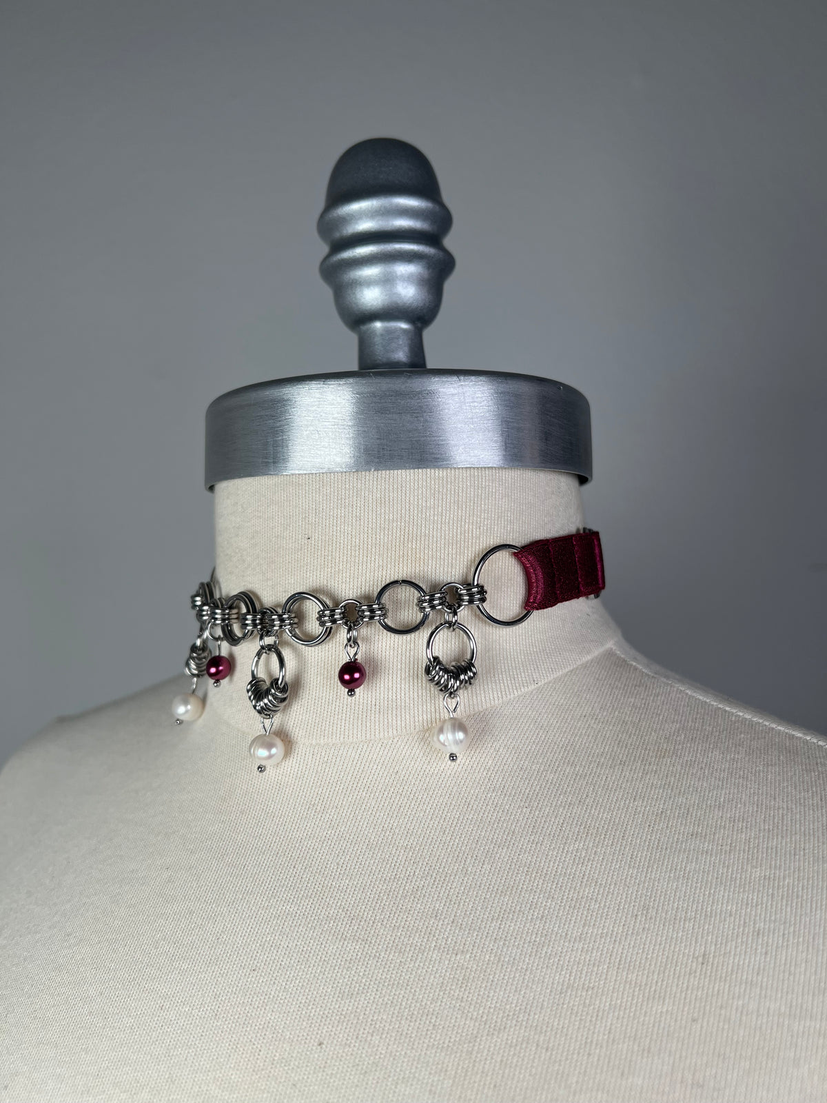 Choker bordeaux à cotte de maille et perles d’eau douce • Exclusivité •
