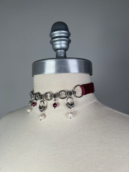 Choker bordeaux à cotte de maille et perles d’eau douce • Exclusivité •