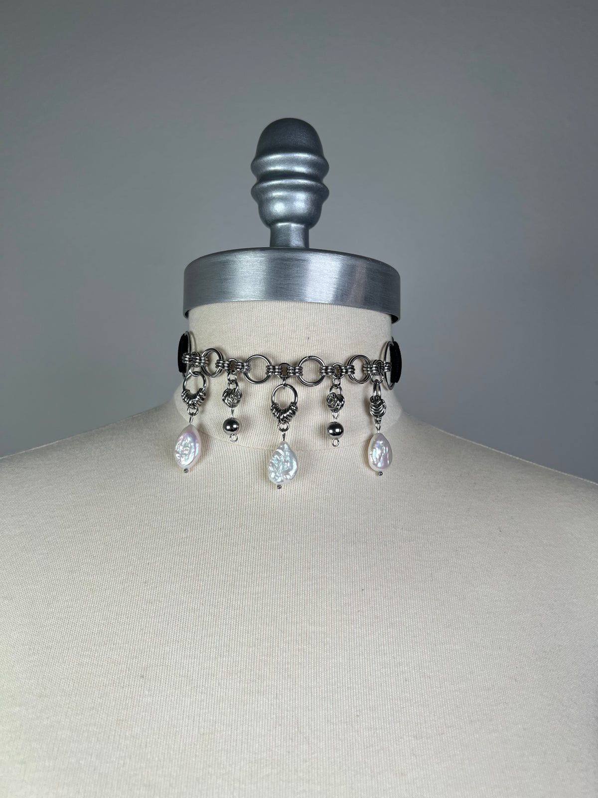 Choker à cotte de maille et perles d’eau douce • Exclusivité •